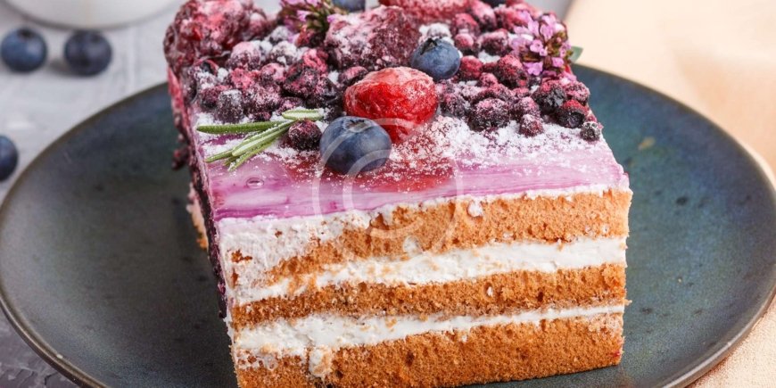 5 ideas to use mixed berries in a multi-layered cake