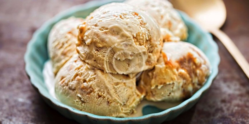 Caramel ice cream with butterscotch sauce and praline
