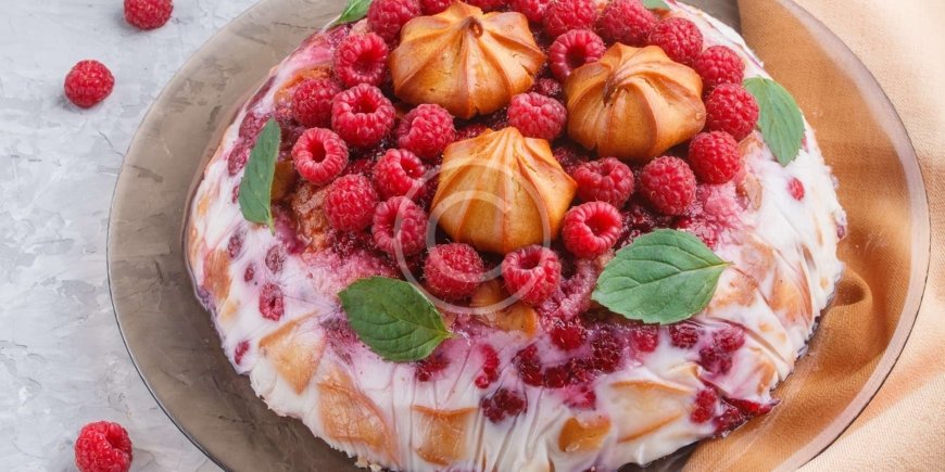 Quick and easy summer cakes with jelly, fruits and berries